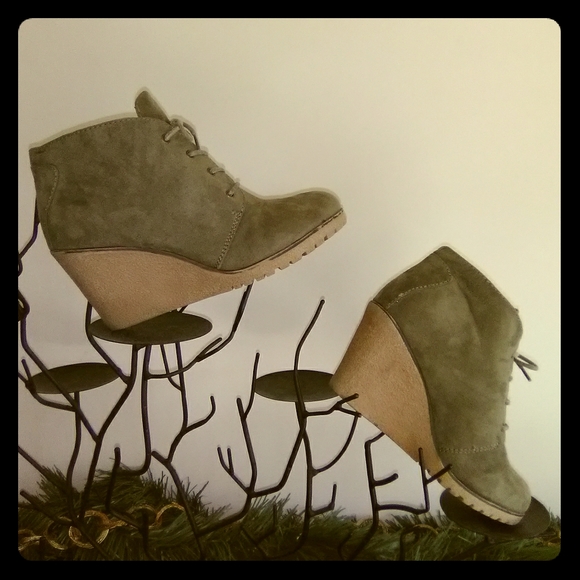 Olive green suede booties - Picture 1 of 6